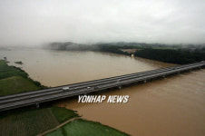 황토빛 남한강 지류