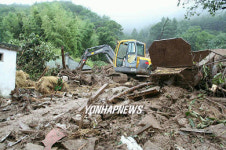 산사태로 매몰된 주택 복구