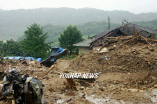 산사태로 매몰된 주택