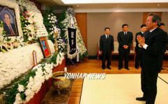 고 정인영 한라건설 명예회장 빈소 찾은 정몽준 의원