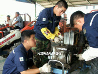 육군 장병 침수 농기계 수리