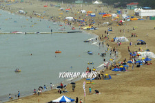 주말이 무색한 썰렁한 해수욕장