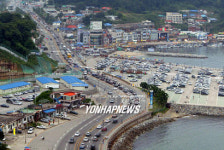 본격적인 피서 시작 주차장된 동해안 도로