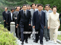 조병옥 박사 묘역 찾은 민주당 지도자