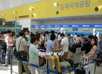 김해공항 국제선 청사 포화상태