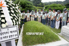 김성숙선생 묘역 참배하는 사적 탐방단