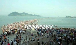 <진도 신비의 바닷길 열려>