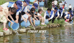 대구은행 봉사단과 계성어린이집 원생들 붕어 방류.  대구은행