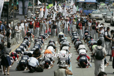 삼보일배 투쟁하는 쌍용차 노조