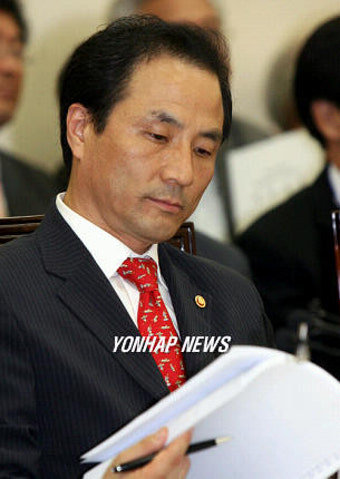 국회 출석한 김명곤 문화관광부 장관