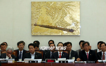 국회 출석한 김명곤 문화관광부 장관