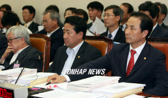 국회 출석한 김명곤 문화관광부 장관