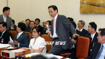 문화관광위 출석한 김명곤 문화관광부 장관