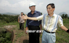 일제 고사포진지 조사하는 문화재위원