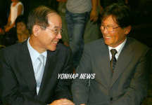 신영복 교수 퇴임식 축하하는 이학수 삼성그룹 부회장