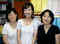 장윤정, 여성 노숙인 쉼터 찾아 후원금 전달