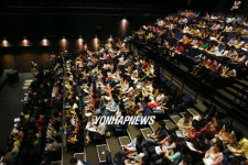 아침 음악회에 모인 주부들