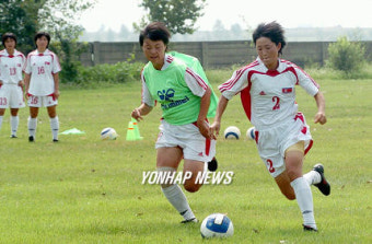 구슬땀 흘리는 북한 여자축구대표팀