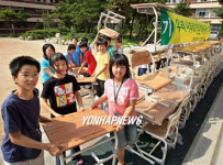 초등학교에 낙엽송 책상.의자 기증