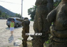 휴게소 조각놓고 논란 일어