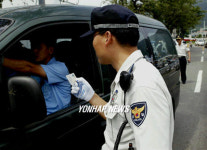 공무원 진입 차단하는 경찰