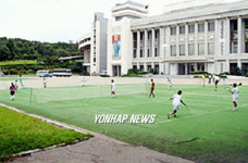테니스 즐기는 평양시민들