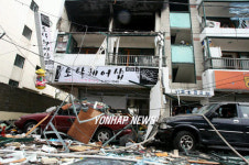 가스 폭발로 폐허된 빌라