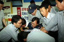 끌려나오는 전공노 조합원
