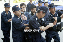 연행되는 공무원 노조원