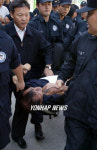 연행되는 공무원 노조원