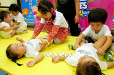 내 동생 기저귀는 내가 갈아 입혀요