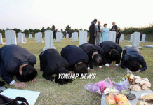 해방이후 첫 성묘하는 후손들