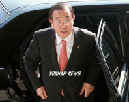 출근하는 반기문 장관