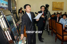 바다이야기게임 시연하는 장윤석의원