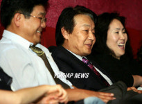 흐뭇해하는 서인석