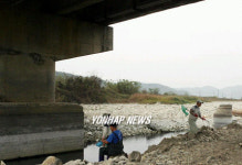가뭄으로 밑둥드러낸 교각
