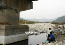 가뭄으로 밑둥드러낸 교각