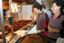 발효식품 맛보는 시민들