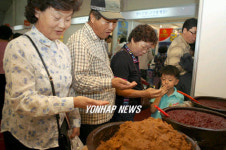 발효식품 맛보는 시민들