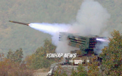 적진 타격하는 130mm 다연장 로켓