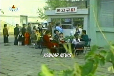 사람들 붐비는 평양시내 군고구마 매대