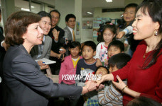 초등학교 방문한  웬디 커틀러