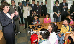 초등학교 방문한  웬디 커틀러 대표
