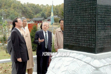 조순 전 부총리 횡성 세덕사 방문