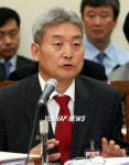 답변하는 신원기 한국원자력안전기술원장