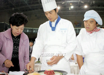 요리지도 받는 김강우