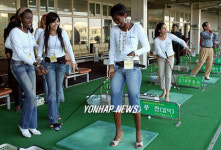 골프 연습하는 대학생평화봉사사절단