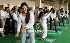 골프 연습하는 대학생평화봉사사절단