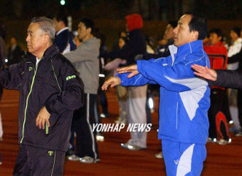 아시안게임 선수단과 함께 체조하는 김명곤 문화관광부장관