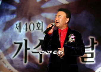 축하 공연하는 가수 현철